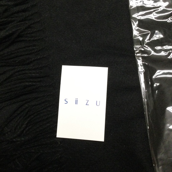 Pom hat and scarf - Picture 7 of 7